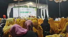 Foto: Jamaah memadati Lapangan Glora Mama Muda dalam pengajian akbar Maulid Nabi Muhammad SAW yang digelar FKS Sapudi bersama Pemdes Kalowang, Senin (8/9/2025) malam.