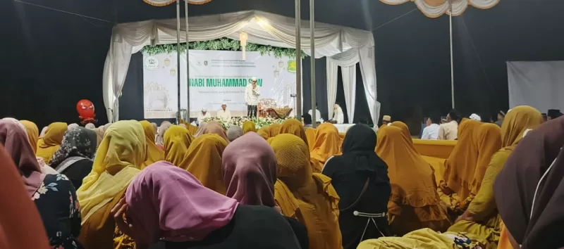 Foto: Jamaah memadati Lapangan Glora Mama Muda dalam pengajian akbar Maulid Nabi Muhammad SAW yang digelar FKS Sapudi bersama Pemdes Kalowang, Senin (8/9/2025) malam.