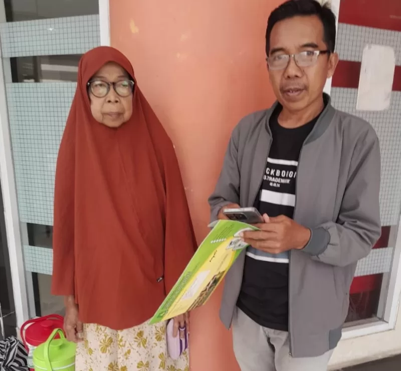 Foto: Rudi bersama ibunya, Ibu Fatimah, saat usai melakukan pelayanan kesehatan di RSUD dr. H. Moh. Anwar Sumenep.