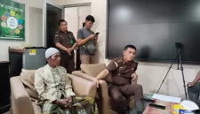 Foto: Pak Asi (berpakaian sarung dan batik) bersama Lukman Harun Biya, S.H., M.H., saat berada di Kejaksaan Agung.
