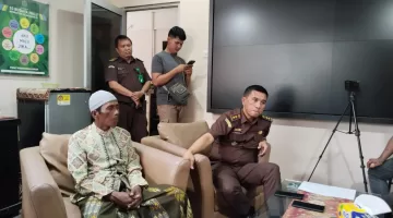 Foto: Pak Asi (berpakaian sarung dan batik) bersama Lukman Harun Biya, S.H., M.H., saat berada di Kejaksaan Agung.
