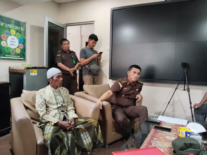 Foto: Pak Asi (berpakaian sarung dan batik) bersama Lukman Harun Biya, S.H., M.H., saat berada di Kejaksaan Agung.
