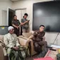 Foto: Pak Asi (berpakaian sarung dan batik) bersama Lukman Harun Biya, S.H., M.H., saat berada di Kejaksaan Agung.
