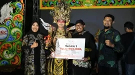 Foto: Juara I Kategori Umum MEC 2025, Akhlil Rahmatullah asal Kecamatan Kota, Sumenep, berfoto bersama Bupati Sumenep Achmad Fauzi Wongsojudo usai menerima penghargaan di ajang Madura Ethnic Carnival 2025.