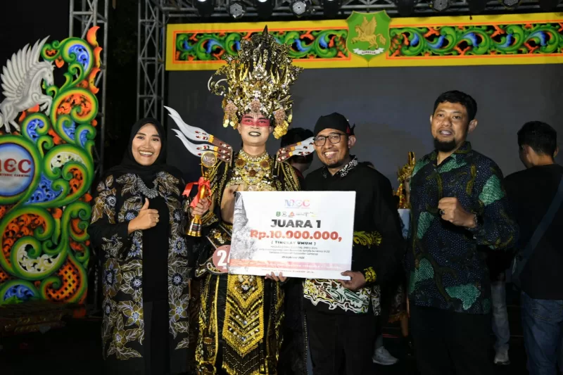 Foto: Juara I Kategori Umum MEC 2025, Akhlil Rahmatullah asal Kecamatan Kota, Sumenep, berfoto bersama Bupati Sumenep Achmad Fauzi Wongsojudo usai menerima penghargaan di ajang Madura Ethnic Carnival 2025.