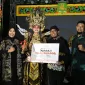 Foto: Juara I Kategori Umum MEC 2025, Akhlil Rahmatullah asal Kecamatan Kota, Sumenep, berfoto bersama Bupati Sumenep Achmad Fauzi Wongsojudo usai menerima penghargaan di ajang Madura Ethnic Carnival 2025.