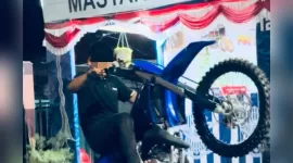 Foto: Seorang remaja diduga melakukan aksi freestyle motor di depan Pos Lantas Trunojoyo, Bangselok, Sumenep.  