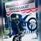Foto: Seorang remaja diduga melakukan aksi freestyle motor di depan Pos Lantas Trunojoyo, Bangselok, Sumenep.  