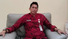 Foto: Kabag Perekonomian dan SDA Setdakab Sumenep, Dadang Iskandar, saat ditemui di ruang kerjanya.
