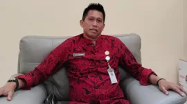 Foto: Kabag Perekonomian dan SDA Setdakab Sumenep, Dadang Iskandar, saat ditemui di ruang kerjanya.
