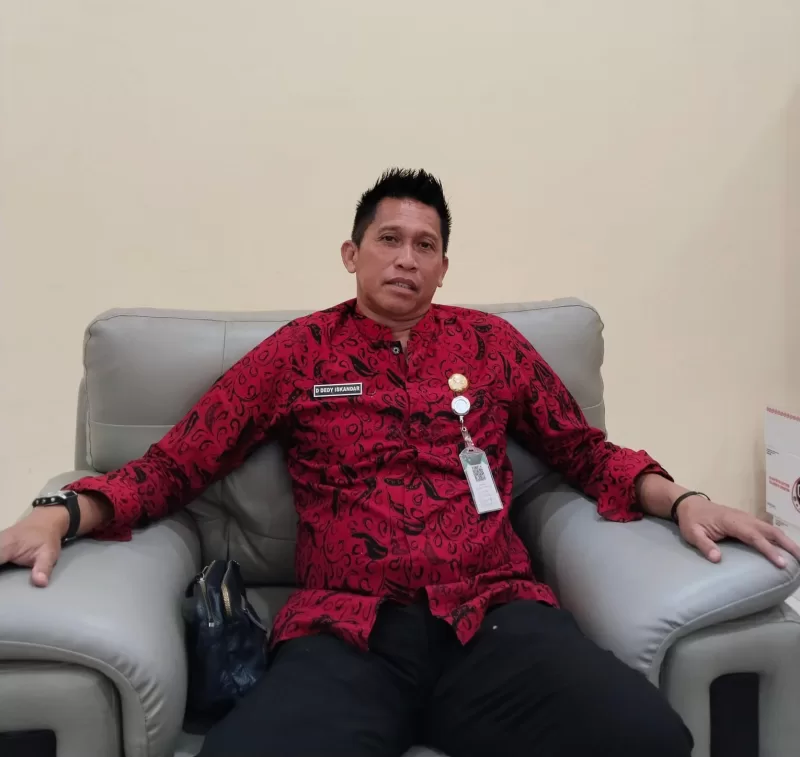 Foto: Kabag Perekonomian dan SDA Setdakab Sumenep, Dadang Iskandar, saat ditemui di ruang kerjanya.
