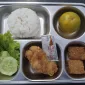 Foto: Menu Program Makan Bergizi Gratis (MBG) berisi nasi, ayam goreng, tempe, sayur, buah, dan sambal dalam wadah saji.  