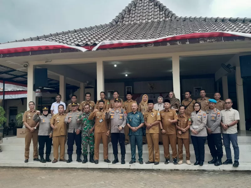Foto: Kapolres Sumenep AKBP Rivanda, S.I.K. bersama Forkopimka, kepala desa, tokoh agama, dan tokoh masyarakat Kecamatan Kota Sumenep usai kegiatan tatap muka membahas sinergi Kamtibmas, Selasa (30/9/2025).