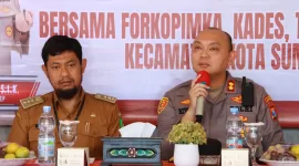 Foto: Camat Kota Sumenep Yudi Nursukmadyanto (kiri) dan Kapolres Sumenep AKBP Rivanda (kanan) saat tatap muka dengan Forkopimka, kepala desa, dan tokoh masyarakat.  