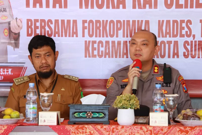 Foto: Camat Kota Sumenep Yudi Nursukmadyanto (kiri) dan Kapolres Sumenep AKBP Rivanda (kanan) saat tatap muka dengan Forkopimka, kepala desa, dan tokoh masyarakat.  