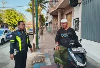 Foto: Aiptu Edy Haryono saat berdialog dengan Bambang, warga Karangduak, terkait dukungan patroli rutin Satlantas Polres Sumenep.
