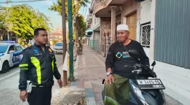 Foto: Aiptu Edy Haryono saat berdialog dengan Bambang, warga Karangduak, terkait dukungan patroli rutin Satlantas Polres Sumenep.
