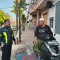Foto: Aiptu Edy Haryono saat berdialog dengan Bambang, warga Karangduak, terkait dukungan patroli rutin Satlantas Polres Sumenep.
