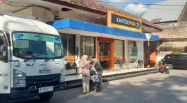 Foto: Aktivitas warga di halaman Kantor Pos Sumenep, Jalan Urip Sumoharjo, yang kini menerapkan parkir berbayar.
Dok. TrendiKabar.com/Suri Hariady  