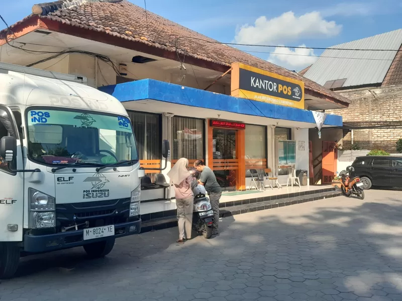 Foto: Aktivitas warga di halaman Kantor Pos Sumenep, Jalan Urip Sumoharjo, yang kini menerapkan parkir berbayar.
Dok. TrendiKabar.com/Suri Hariady