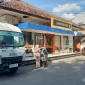 Foto: Aktivitas warga di halaman Kantor Pos Sumenep, Jalan Urip Sumoharjo, yang kini menerapkan parkir berbayar.
Dok. TrendiKabar.com/Suri Hariady  
