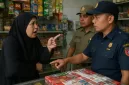 Foto ilustrasi: Simulasi suasana razia rokok ilegal antara petugas dan pemilik toko kelontong di Madura (Dok. TrendiKabar.com)  