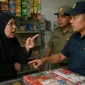 Foto ilustrasi: Simulasi suasana razia rokok ilegal antara petugas dan pemilik toko kelontong di Madura (Dok. TrendiKabar.com)  