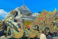Foto: Grup Musik Tongtong “Sat Set Sot” asal Pasongsongan menampilkan replika megah bertema naga dan kuda pada Festival Musik Tongtong 2025 di Kota Sumenep, Sabtu (18/10/2025).
