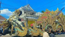 Foto: Grup Musik Tongtong “Sat Set Sot” asal Pasongsongan menampilkan replika megah bertema naga dan kuda pada Festival Musik Tongtong 2025 di Kota Sumenep, Sabtu (18/10/2025).

