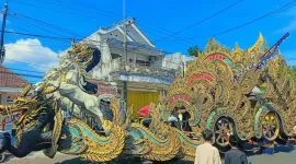 Foto: Grup Musik Tongtong “Sat Set Sot” asal Pasongsongan menampilkan replika megah bertema naga dan kuda pada Festival Musik Tongtong 2025 di Kota Sumenep, Sabtu (18/10/2025).
