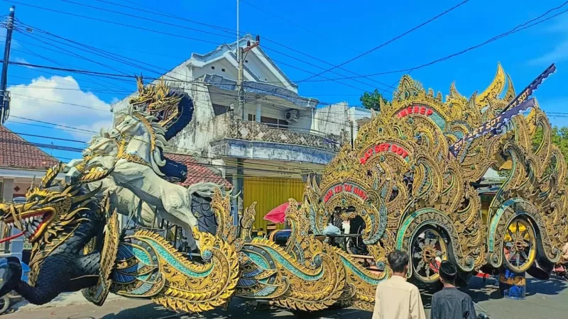 Foto: Grup Musik Tongtong “Sat Set Sot” asal Pasongsongan menampilkan replika megah bertema naga dan kuda pada Festival Musik Tongtong 2025 di Kota Sumenep, Sabtu (18/10/2025).
