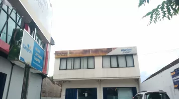 Foto: Tampak depan kantor Bank Mandiri Taspen KCP Sumenep, tempat nasabah melaporkan dugaan ketidaksesuaian pencairan kredit. (Foto: TrendiKabar.com)
