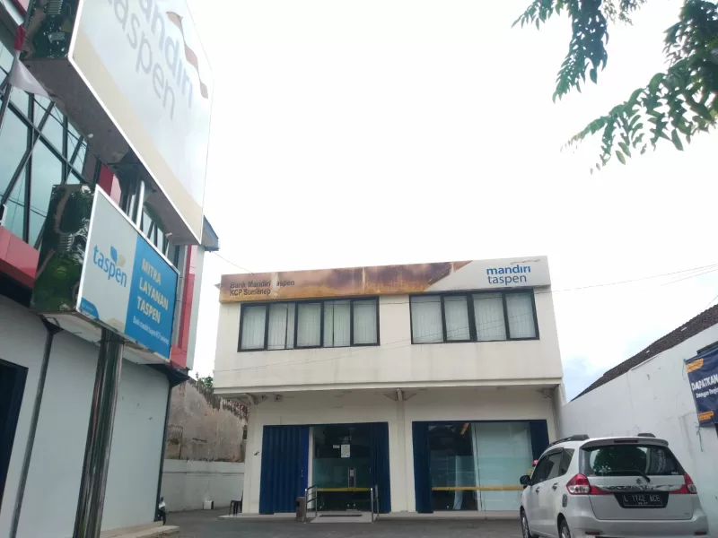 Foto: Tampak depan kantor Bank Mandiri Taspen KCP Sumenep, tempat nasabah melaporkan dugaan ketidaksesuaian pencairan kredit. (Foto: TrendiKabar.com)