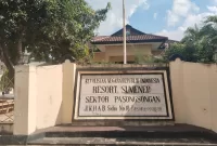 Foto: Tampak depan Kantor Polsek Pasongsongan, Sumenep, yang menjadi sorotan warga usai maraknya kasus pencurian dan pembegalan di wilayah tersebut.
(Foto: TrendiKabar.com/Dok.)