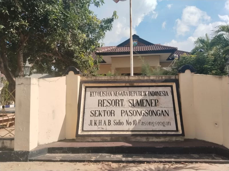 Foto: Tampak depan Kantor Polsek Pasongsongan, Sumenep, yang menjadi sorotan warga usai maraknya kasus pencurian dan pembegalan di wilayah tersebut.
(Foto: TrendiKabar.com/Dok.)