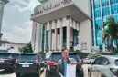 Foto: Ketua LSM Karya Anak Bangsa menunjukkan surat nota tindak lanjut audiensi usai mendatangi kembali Kejaksaan Tinggi Jawa Timur, Kamis (30/10/2025).