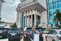 Foto: Ketua LSM Karya Anak Bangsa menunjukkan surat nota tindak lanjut audiensi usai mendatangi kembali Kejaksaan Tinggi Jawa Timur, Kamis (30/10/2025).