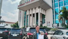 Foto: Ketua LSM Karya Anak Bangsa menunjukkan surat nota tindak lanjut audiensi usai mendatangi kembali Kejaksaan Tinggi Jawa Timur, Kamis (30/10/2025).