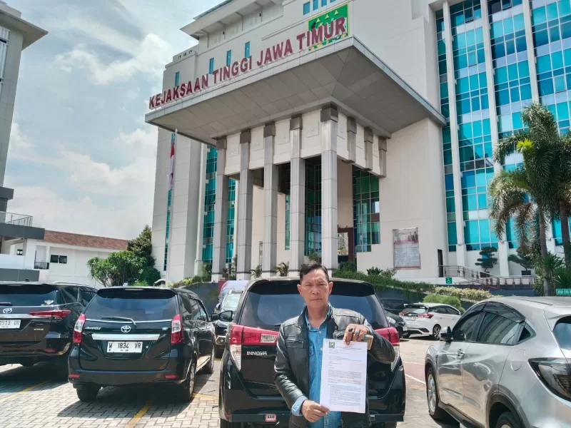 Foto: Ketua LSM Karya Anak Bangsa menunjukkan surat nota tindak lanjut audiensi usai mendatangi kembali Kejaksaan Tinggi Jawa Timur, Kamis (30/10/2025).