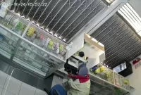 Foto: Rekaman CCTV memperlihatkan aksi pembobolan di Apotek Firly Farma, Pasongsongan, Sumenep, pada Jumat (24/10/2025) dini hari.