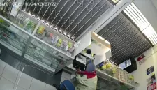 Foto: Rekaman CCTV memperlihatkan aksi pembobolan di Apotek Firly Farma, Pasongsongan, Sumenep, pada Jumat (24/10/2025) dini hari.  