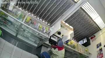 Foto: Rekaman CCTV memperlihatkan aksi pembobolan di Apotek Firly Farma, Pasongsongan, Sumenep, pada Jumat (24/10/2025) dini hari.  