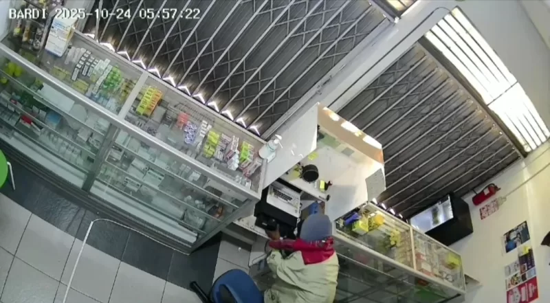 Foto: Rekaman CCTV memperlihatkan aksi pembobolan di Apotek Firly Farma, Pasongsongan, Sumenep, pada Jumat (24/10/2025) dini hari.