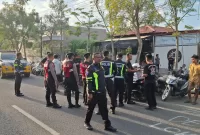 Foto: Petugas gabungan Satlantas dan Sat Samapta Polres Sumenep saat melakukan patroli dan penertiban kendaraan di lokasi yang diduga digunakan untuk balap liar, Minggu (2/11/2025).