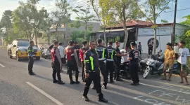 Foto: Petugas gabungan Satlantas dan Sat Samapta Polres Sumenep saat melakukan patroli dan penertiban kendaraan di lokasi yang diduga digunakan untuk balap liar, Minggu (2/11/2025).