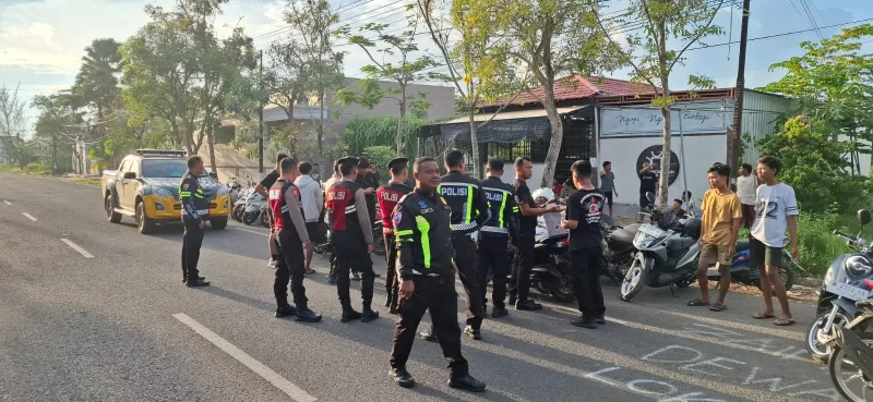 Foto: Petugas gabungan Satlantas dan Sat Samapta Polres Sumenep saat melakukan patroli dan penertiban kendaraan di lokasi yang diduga digunakan untuk balap liar, Minggu (2/11/2025).