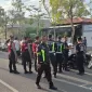 Foto: Petugas gabungan Satlantas dan Sat Samapta Polres Sumenep saat melakukan patroli dan penertiban kendaraan di lokasi yang diduga digunakan untuk balap liar, Minggu (2/11/2025).