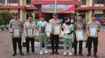 Foto: Kapolsek Krejengan IPTU Miftahol Rahman (tengah) bersama para penerima penghargaan usai apel jam pimpinan di Mapolres Probolinggo, Senin (3/11/2025).