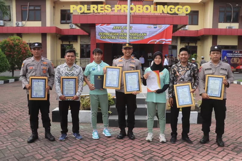 Foto: Kapolsek Krejengan IPTU Miftahol Rahman (tengah) bersama para penerima penghargaan usai apel jam pimpinan di Mapolres Probolinggo, Senin (3/11/2025).