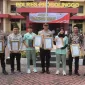 Foto: Kapolsek Krejengan IPTU Miftahol Rahman (tengah) bersama para penerima penghargaan usai apel jam pimpinan di Mapolres Probolinggo, Senin (3/11/2025).